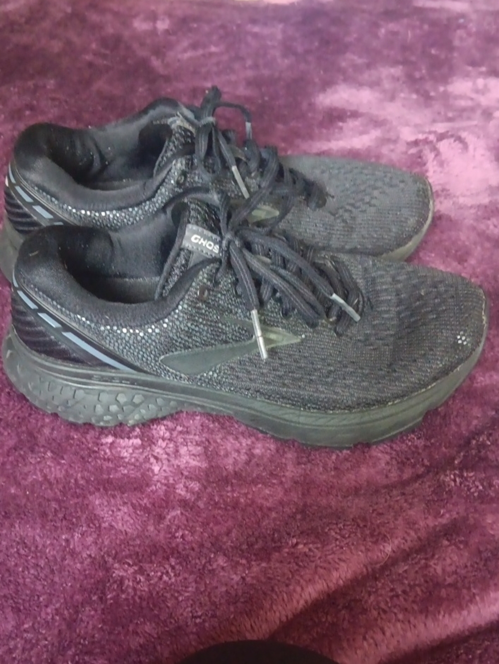 Womens Ghost Brooks Black